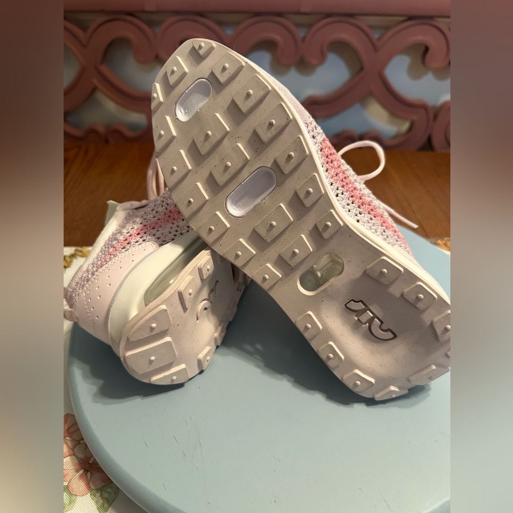 Nike Pink Athletic Running Shoes Breathable Design - Picture 7 of 10